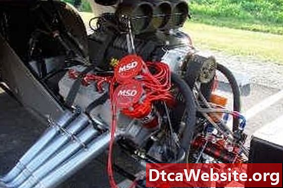 Differences Between Top Fuel & Alcohol Dragsters