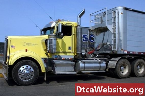 How to Calculate the Fuel Mileage of a Semi Truck