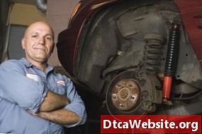 Cómo cambiar el eje delantero en un Chevy Malibu - Reparación De Autos