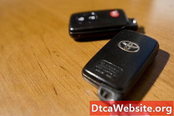 Cómo cambiar la batería de la llave remota para un Toyota