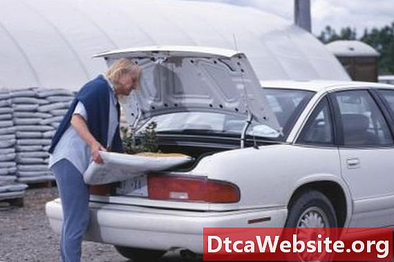 Sådan rettes en lås bagagerumslås på en bil - Bilreparation