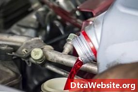 Cómo poner un fluido en un manual de transmisión - Reparación De Autos