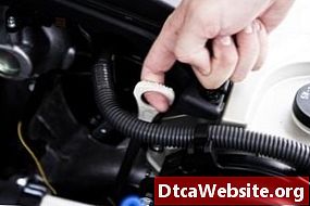 Come leggere l'astina di livello dell'olio nella Toyota Corolla - Riparazione Auto