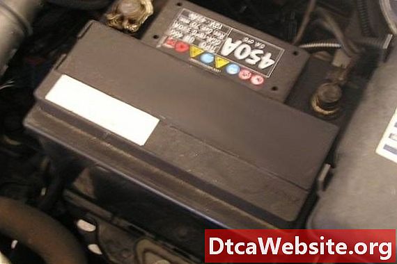 Hur du fyller på ett bilbatteri - Bil Reparation