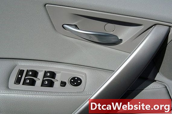 How to Remove a 2001 Ford Expedition Door Panel
