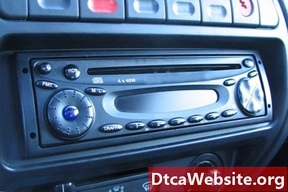 Come rimuovere uno stereo di serie da un Chevy del 2006