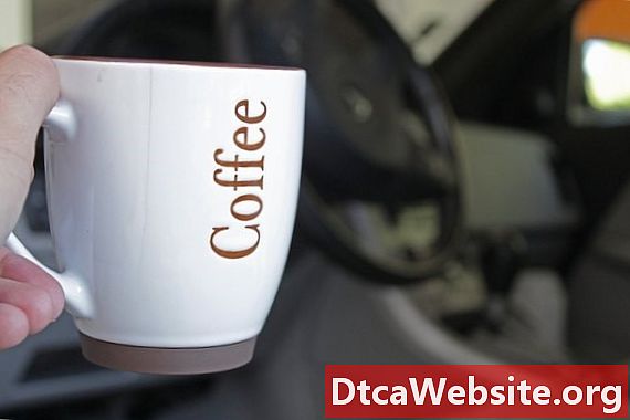 Ako odstrániť škvrny od kávy zo sedadiel v aute