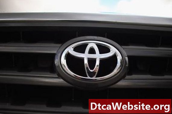 Kako ukloniti kontrolu potisnih ruku na Toyota Camry