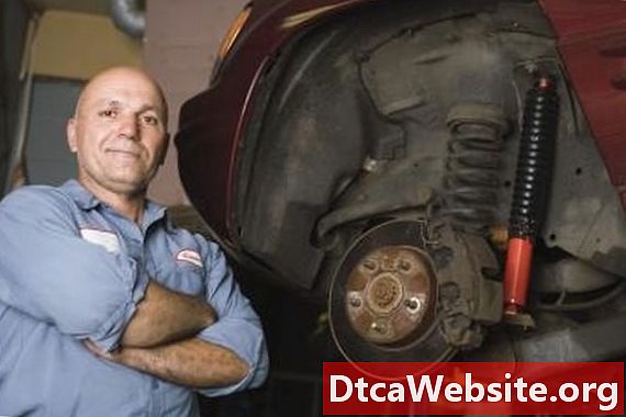 Hoe een voorwiellager voor een Toyota Corolla te verwijderen en te installeren