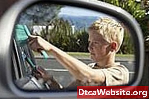 Hur man tar bort repor från en bilspegel