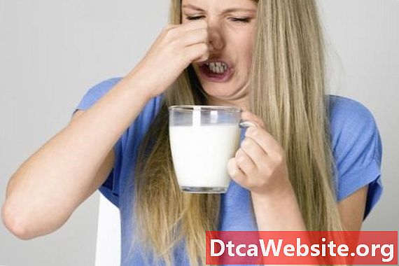 Paano Alisin ang Spoiled Milk Odors mula sa isang Panloob na Mga Kotse