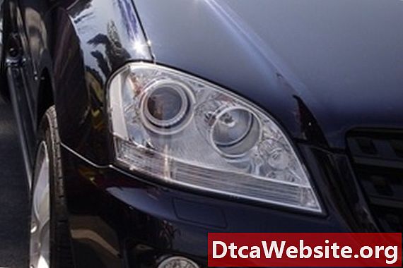Cách thay thế bóng đèn gương bên tín hiệu trong xe Mercedes Benz S430
