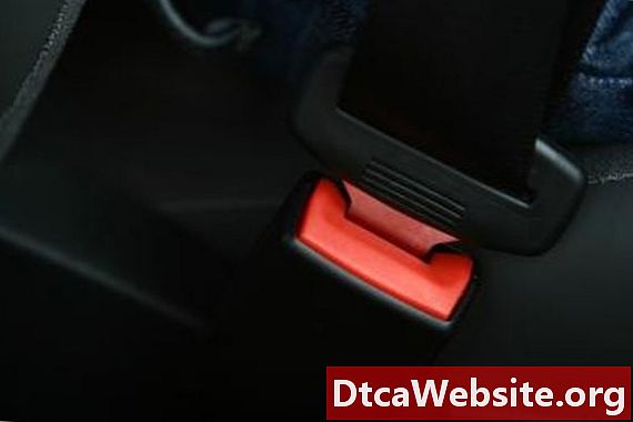 Hoe de veiligheidsgordels achter in een Toyota Camry te vervangen