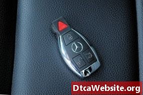 Kako zamijeniti Toyotinu žarulju Corolla registarske tablice