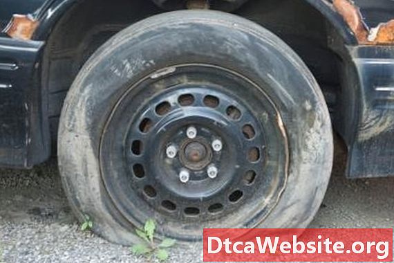 Paano Mag-seal ng isang Tubeless Tyre Na Leaking sa Riles