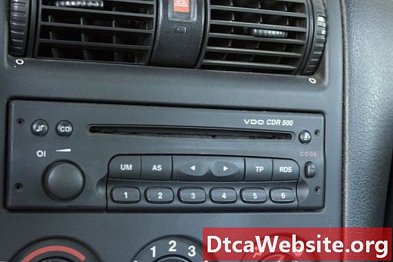 How to Troubleshoot a Car Stereo That Will Not Power