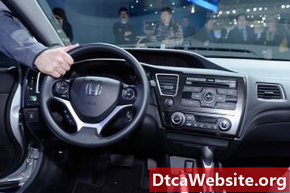 Známky a příznaky problémů s občanským přenosem Honda - Oprava Auta