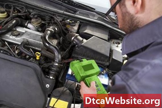 Signs & Symptoms of Poor Ground Connection in an Auto Battery