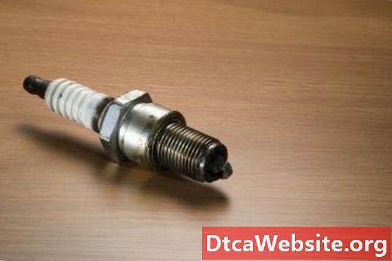 What Causes Spark Plugs to Get Wet & Foul Out?